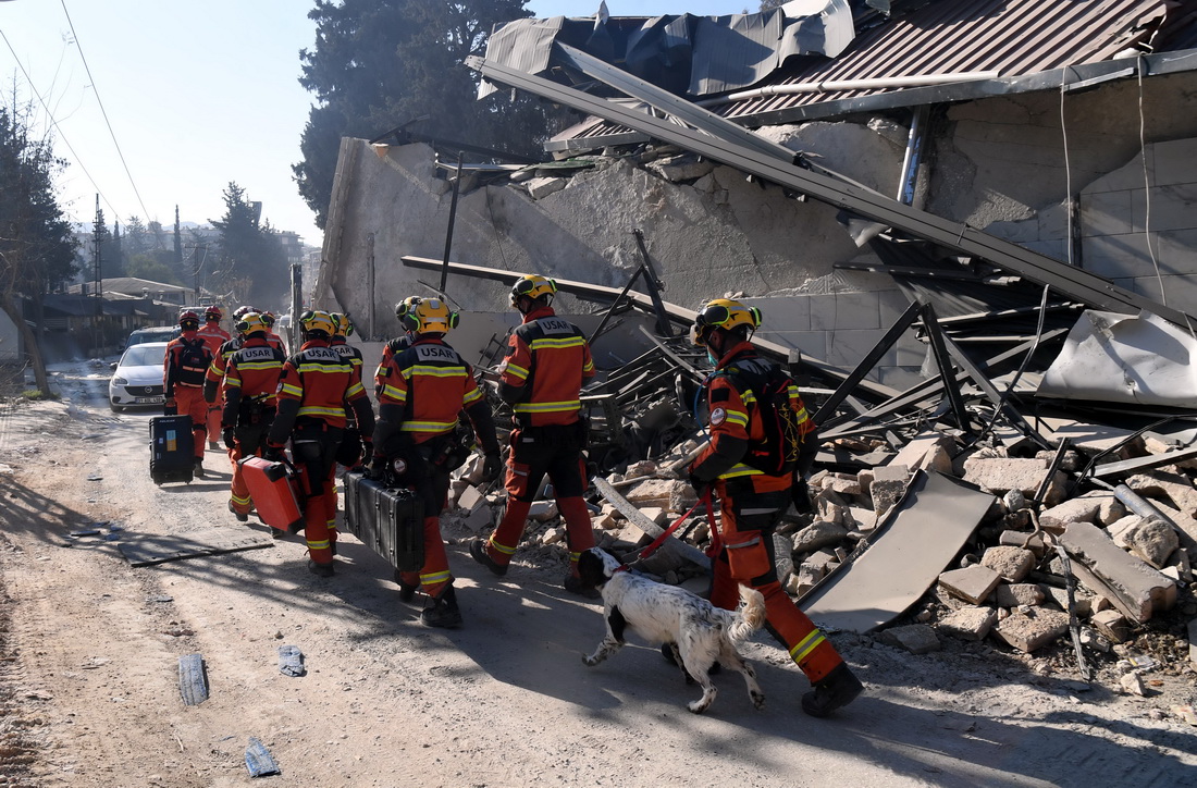 2月14日，中国救援队与中国香港特区救援队联合编组在土耳其哈塔伊省安塔基亚市开展救援工作。