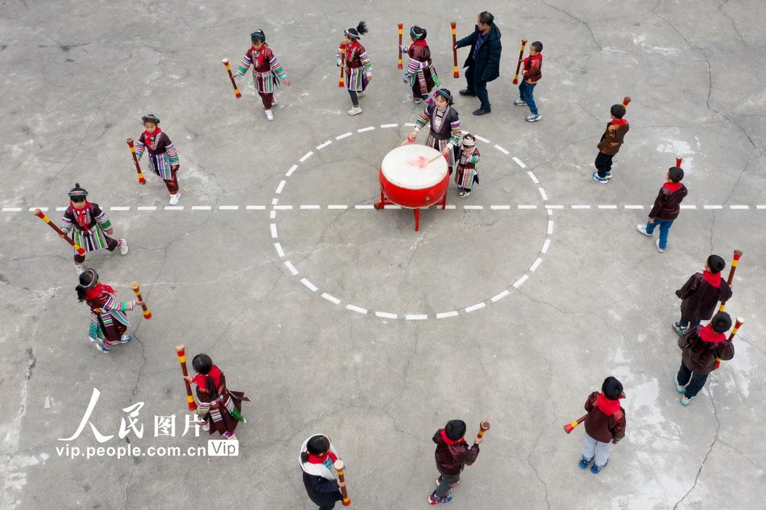 2023年2月16日，贵州省从江县西山镇中寨教学点教师孟荣达与学生一起练习瑶族长鼓舞。