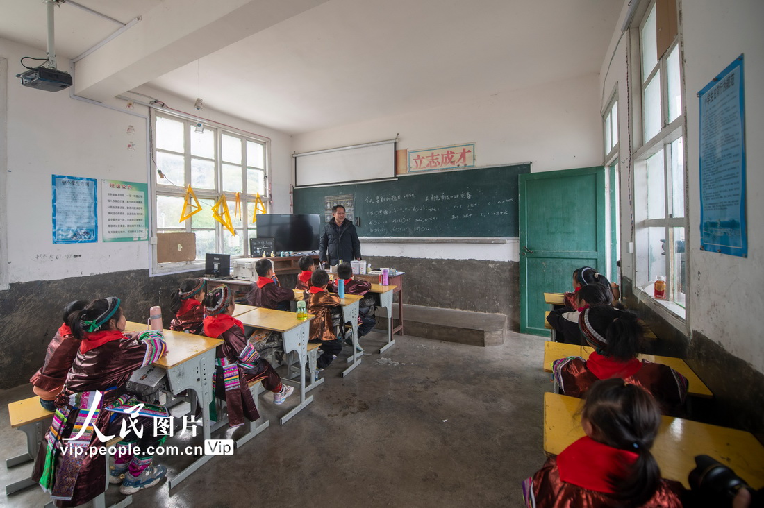 2023年2月16日，贵州省从江县西山镇中寨教学点教师孟荣达给学生上课。