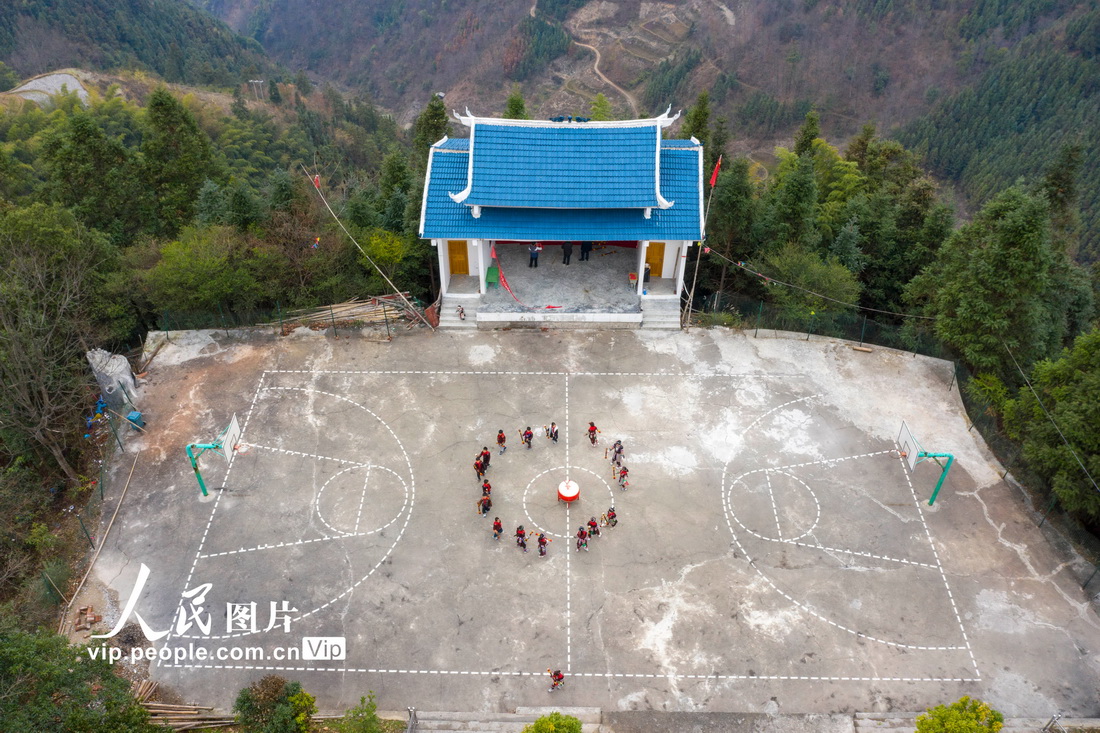 2023年2月16日，贵州省从江县西山镇中寨教学点学生练习瑶族长鼓舞。