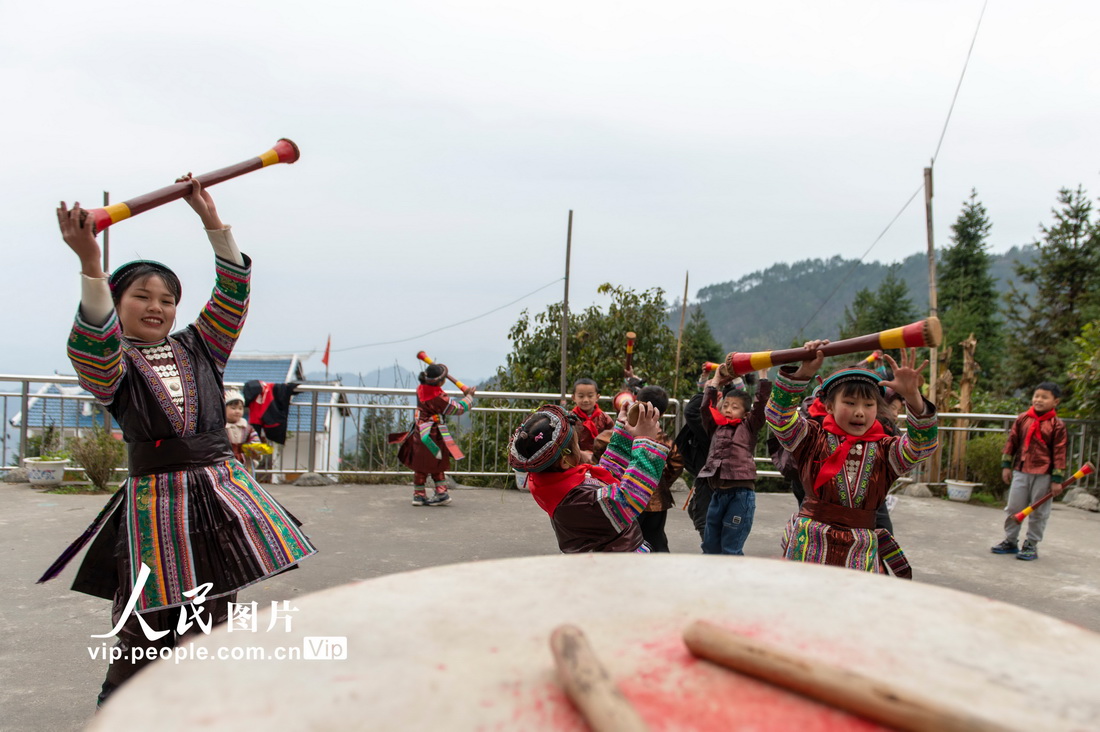 2023年2月16日，贵州省从江县西山镇中寨教学点学生在民族文化课上排练瑶族长鼓舞。