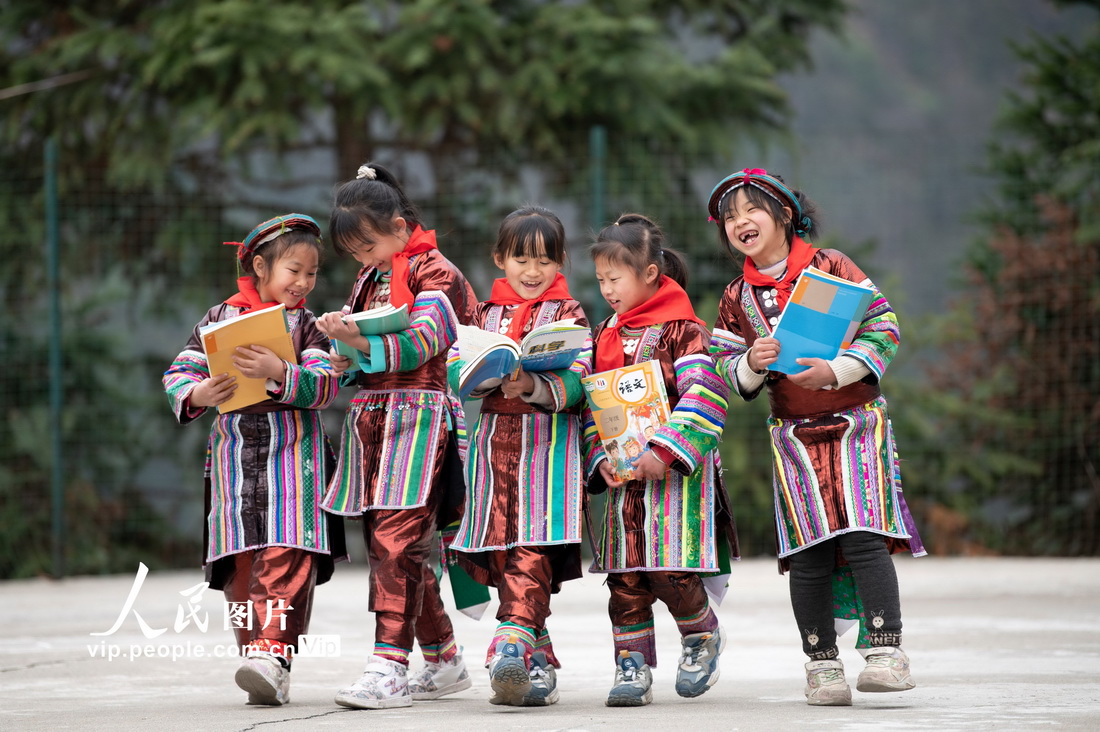 2023年2月16日，在贵州省从江县西山镇中寨教学点，领到新书的瑶族学生在一起交流。