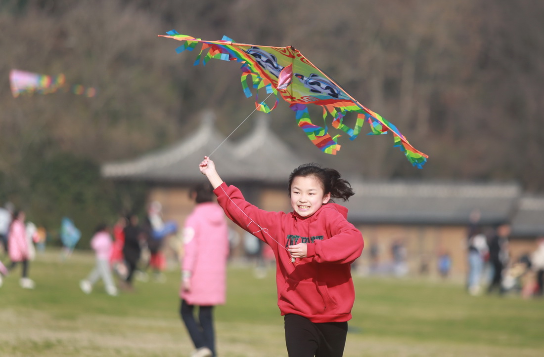 2月19日，小朋友在江蘇揚州市風箏廣場放風箏。新華社發（孟德龍攝）