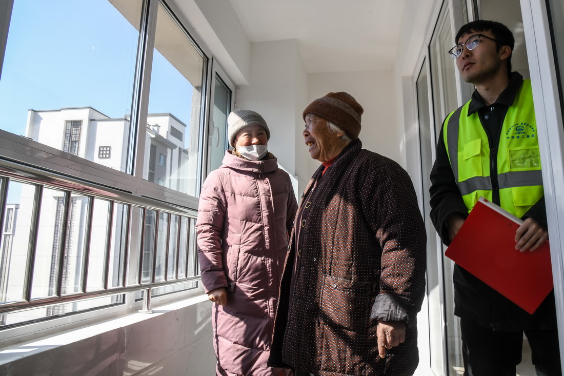 2月21日，回迁居民陈宝凤（中）和家人在中铁建工集团技术人员陪同下验收新居。