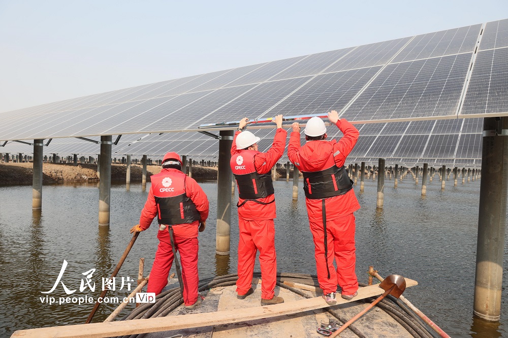 2023年2月22日，在位于河北曹妃甸的中国石油最大的水面光伏发电项目现场，工人们摇曳着船只正在进行项目整体并网发电的最后冲刺准备工作。