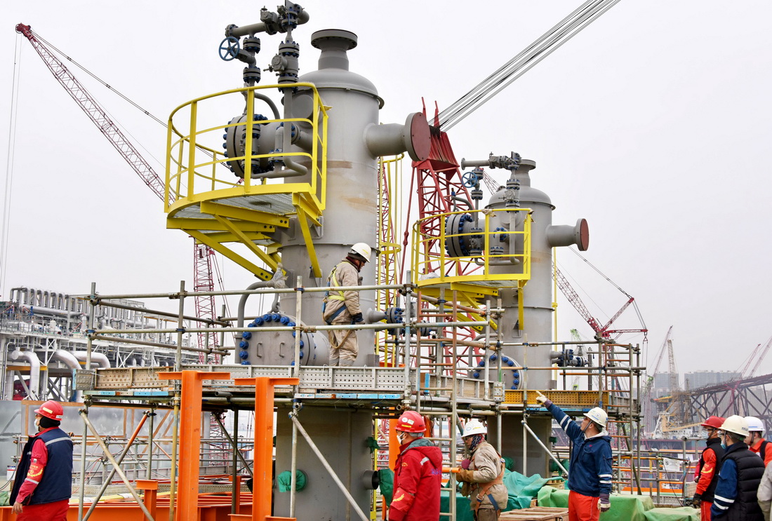 2月22日，工人在渤中19-6凝析氣田一期CEPA（中心處理平台）組塊建造現場進行安裝作業。