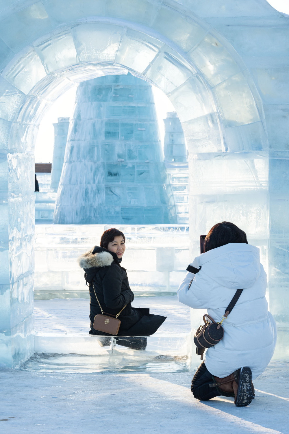 2月25日，游客在哈爾濱冰雪大世界園區留影。