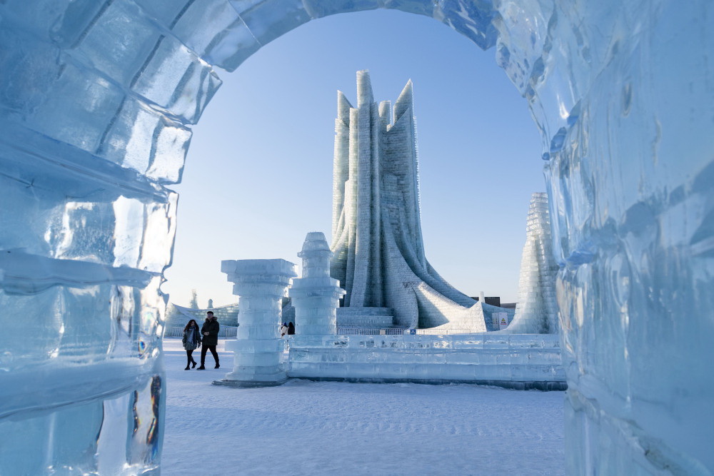 2月25日，游客在哈爾濱冰雪大世界園區游玩。