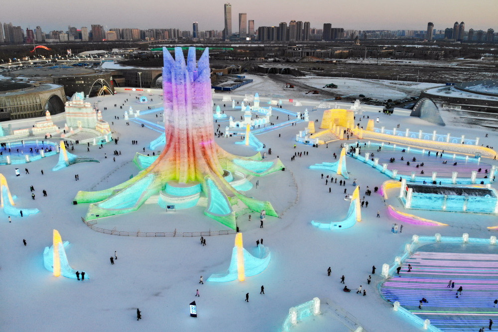 2月25日，游客在哈爾濱冰雪大世界園區游玩（無人機照片）。