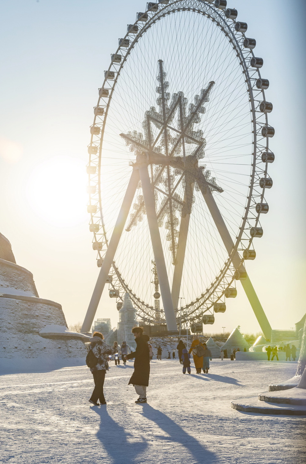 2月25日，游客在哈爾濱冰雪大世界園區游玩。