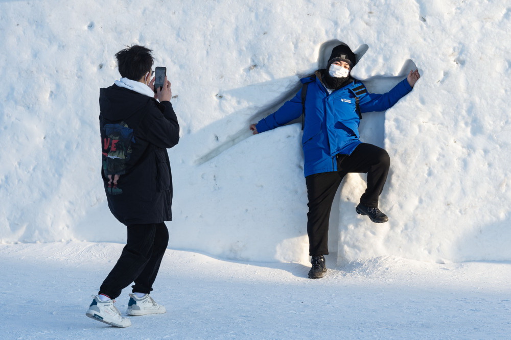 2月25日，游客在哈爾濱冰雪大世界園區游玩。