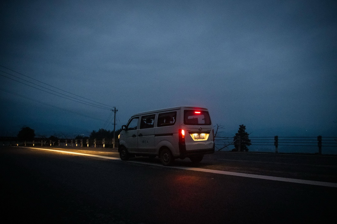 2月23日，陳祖章開車行駛在送件的路上。