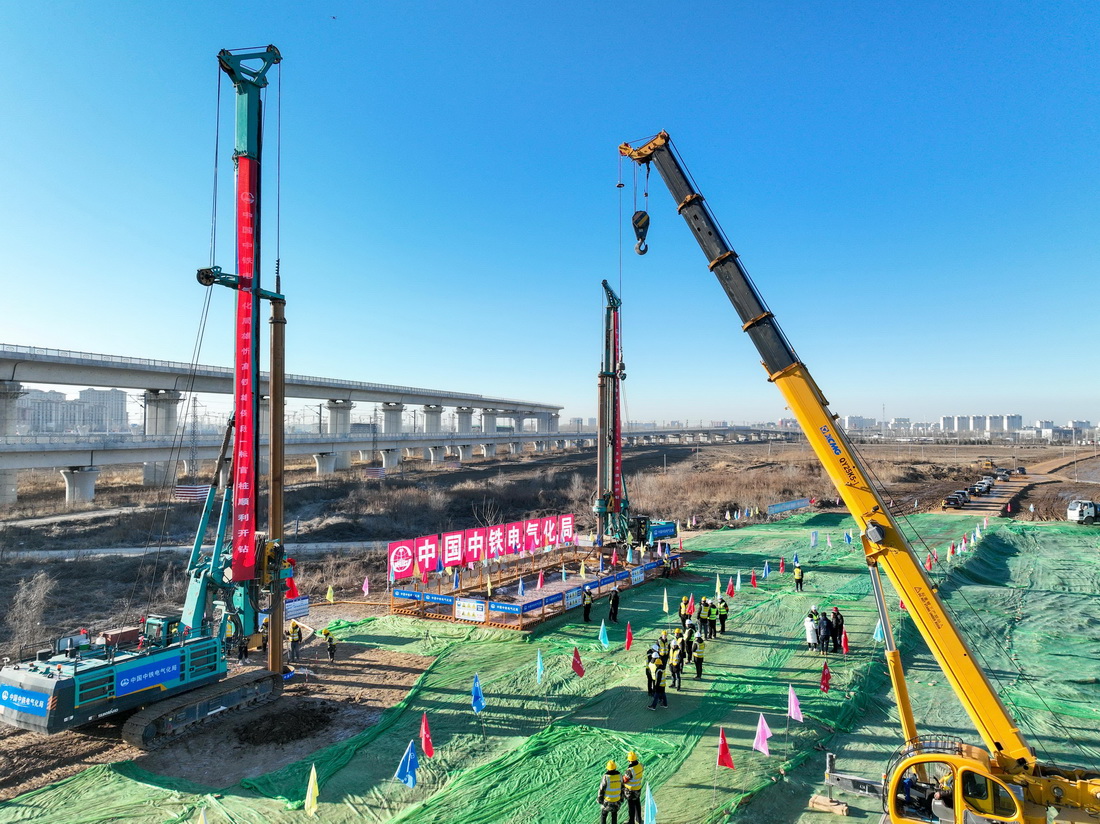 2月25日，中铁电气化局的施工人员在雄忻高铁新盖房特大桥建设现场施工（无人机照片）。
