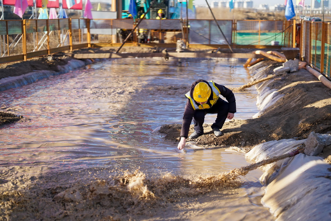 2月25日，中鐵電氣化局的施工人員在雄忻高鐵新蓋房特大橋建設現場對鑽孔泥漿進行取樣。