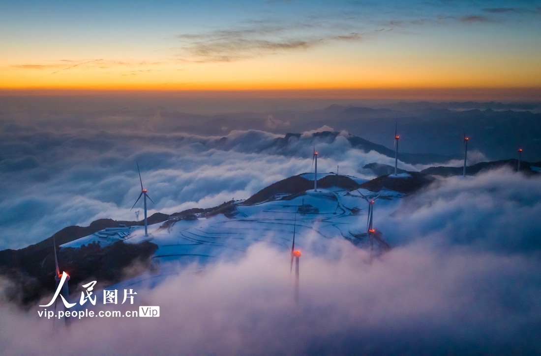 2023年2月24日，湖北省宜昌市秭歸縣雲台荒風力發電場，風電機組在雲海中旋轉，美景如畫。