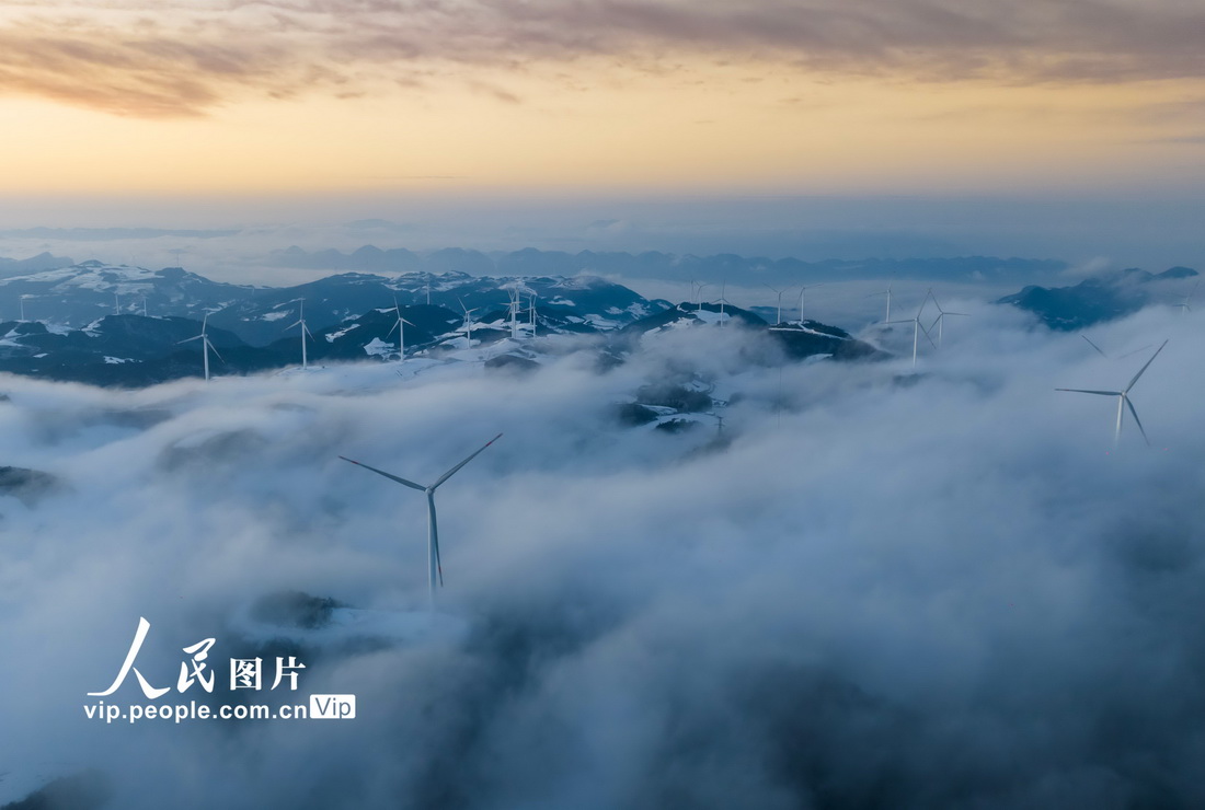 2023年2月24日，湖北省宜昌市秭歸縣雲台荒風力發電場，風電機組在雲海中旋轉，美景如畫。