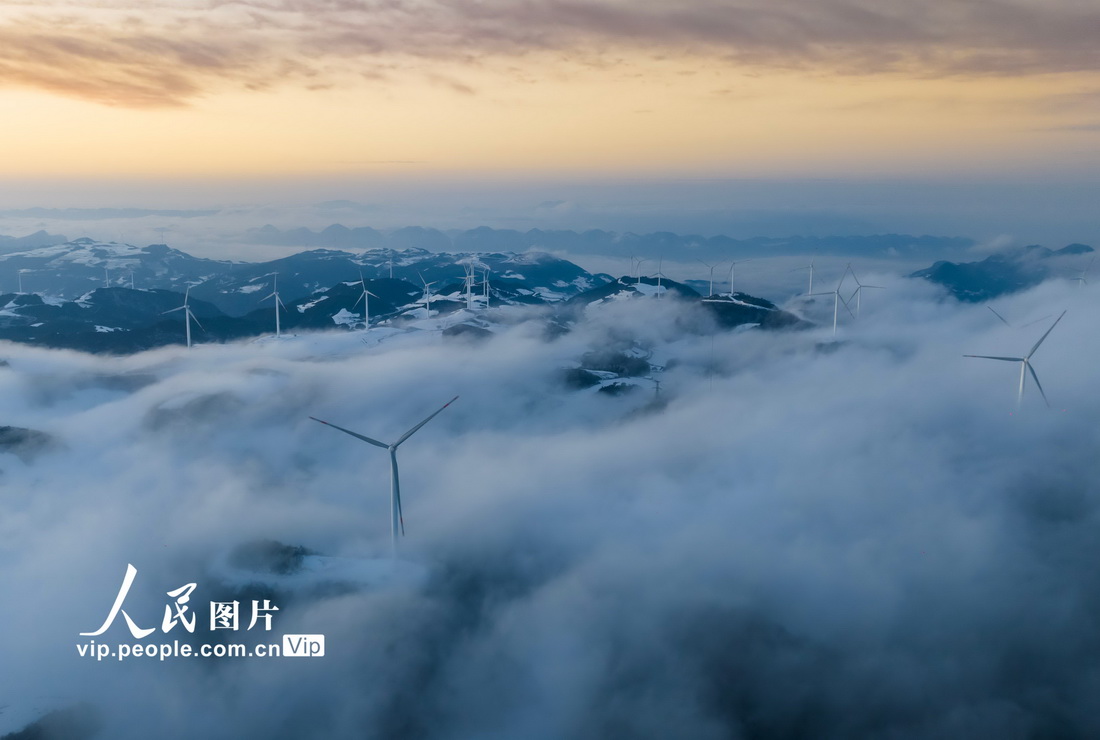 2023年2月24日，湖北省宜昌市秭归县云台荒风力发电场，风电机组在云海中旋转，美景如画。