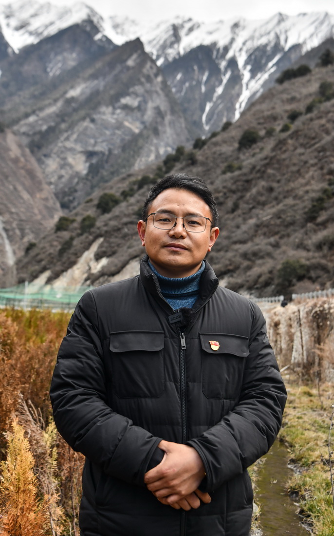 这是在西藏山南市隆子县斗玉珞巴民族乡拍摄的全国人大代表扎西江村（2月15日摄）。新华社记者 晋美多吉 摄