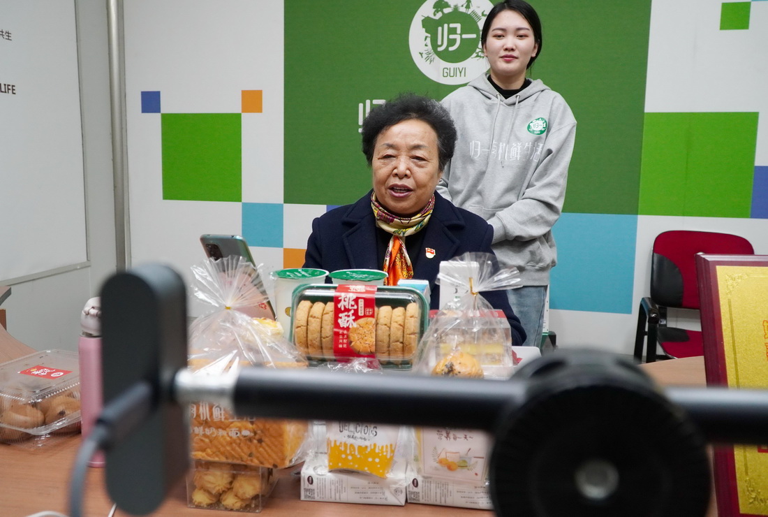 2月20日，在山东省曹县五里墩村，王银香（前）在电商直播间介绍村里的特色食品。新华社记者 徐速绘 摄