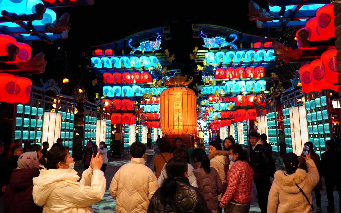 2月27日晚，游客在位於山東省東平縣的大宋不夜城游覽。