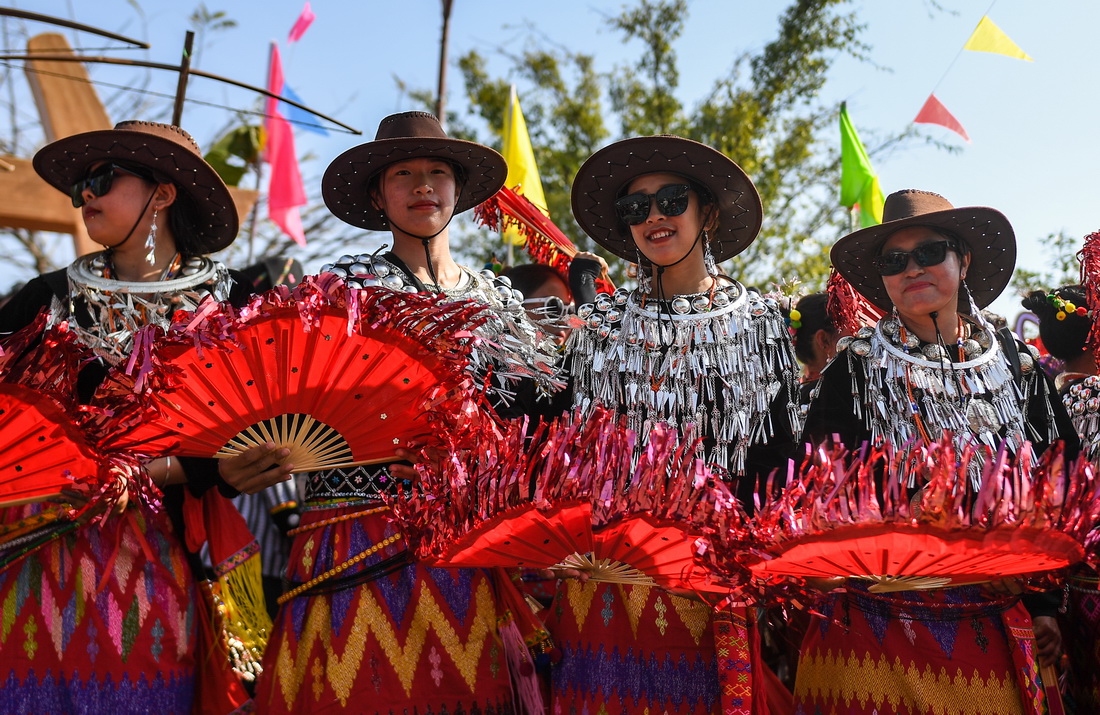 3月2日，參加目瑙縱歌節的婦女手持折扇進場舞蹈。