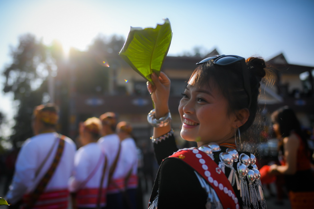 3月2日，景頗族姑娘小琳在目瑙縱歌現場起舞。