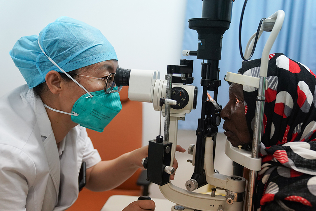 3月1日，在吉布提首都吉布提市贝尔蒂耶医院，中国第21批援吉布提医疗队医生周瑞芳为当地患者进行眼部检查。新华社记者 韩旭 摄