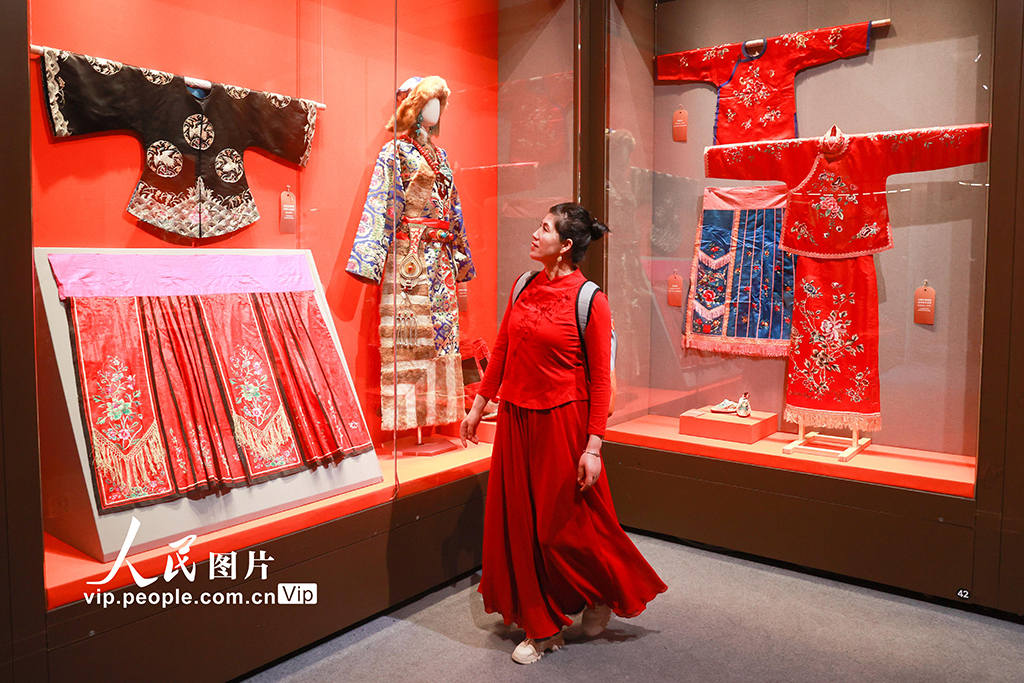 33個民族傳統女性服飾亮相中國園林博物館