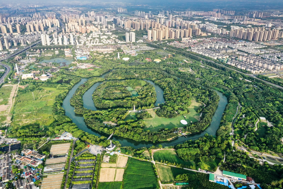 这是在江苏省常州市拍摄的春秋淹城遗址与武进城区景色（2022年8月6日摄，无人机照片）。新华社记者 杨磊 摄