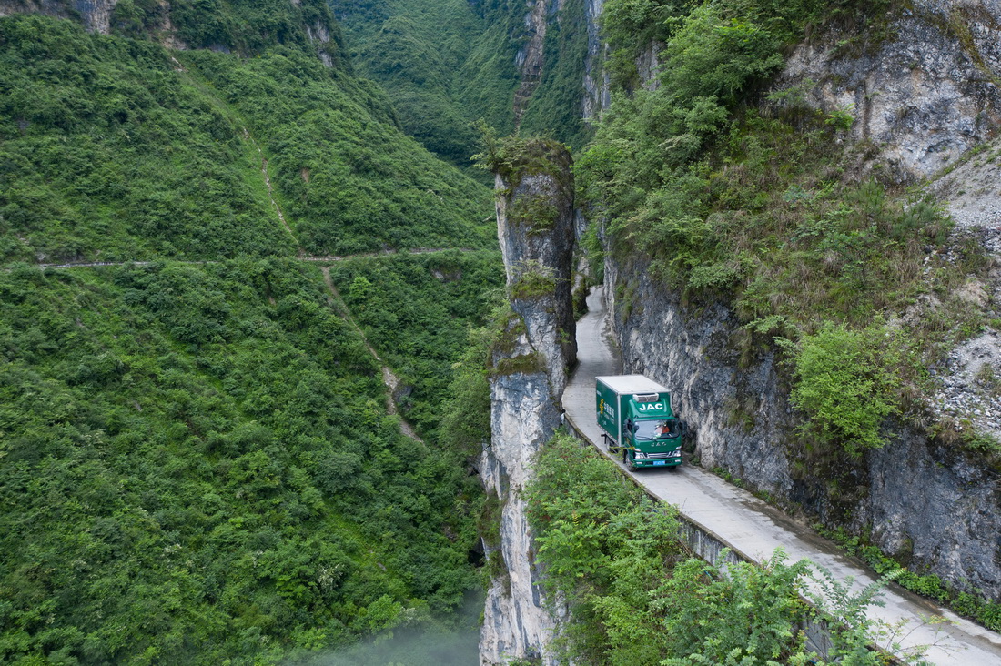 邮车行进在通往四川省汉源县永利乡古路村的山路上（2021年6月23日摄，无人机照片）。新华社记者 江宏景 摄