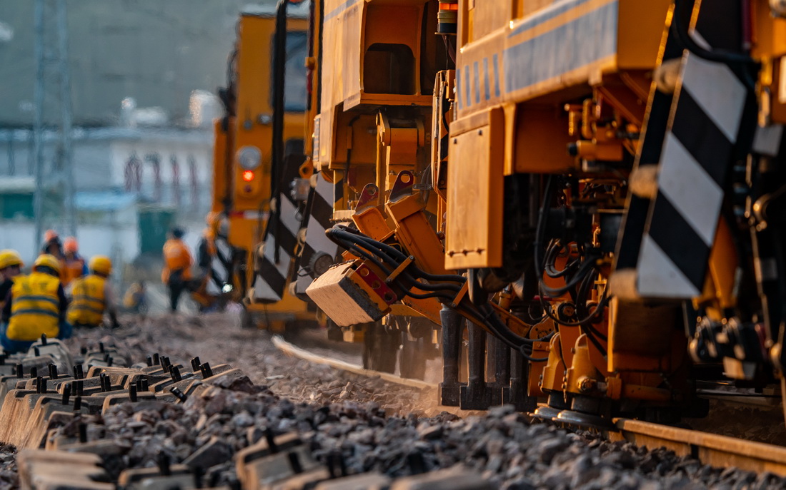 养路机械沿着铁路进行线路捣固作业（3月8日摄）。