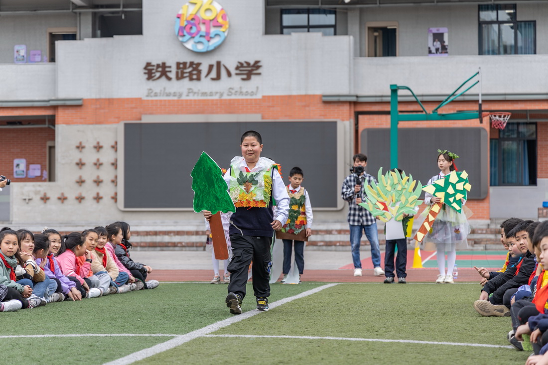 3月10日，重庆市九龙坡区铁路小学的学生们在展示自己制作的环保服装。