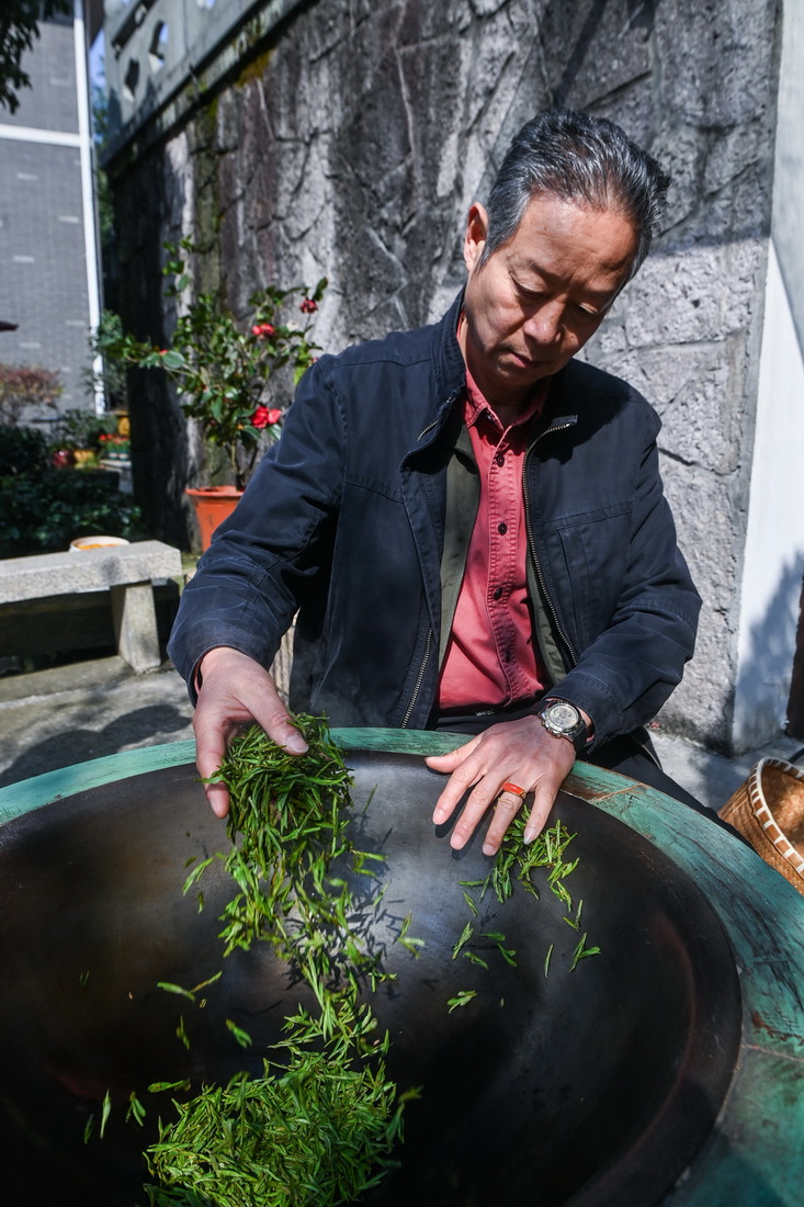 3月13日，茶農在手工炒制西湖龍井“明前茶”。