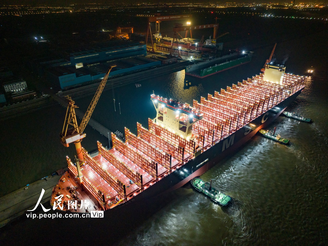3月19日，全球最大新造集裝箱船“鑫福103”輪正在離泊。