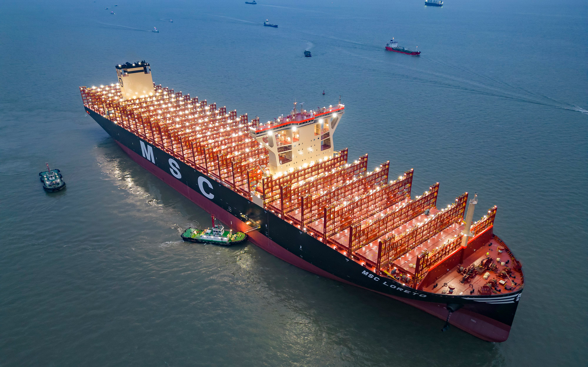 全球最大新造集装箱船完成舾装出海试航