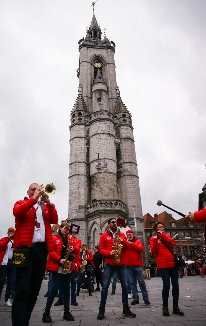 3月18日，在比利時圖爾奈狂歡節期間，樂隊在圖爾奈鐘樓前表演。