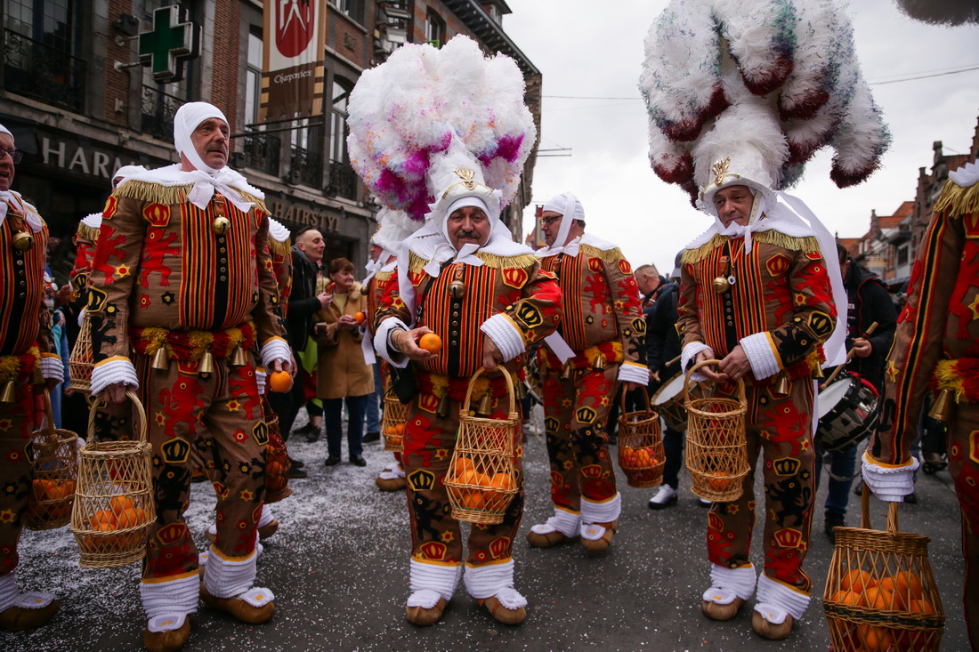 3月18日，在比利時圖爾奈，人們裝扮成“憨人”形象參加狂歡節。