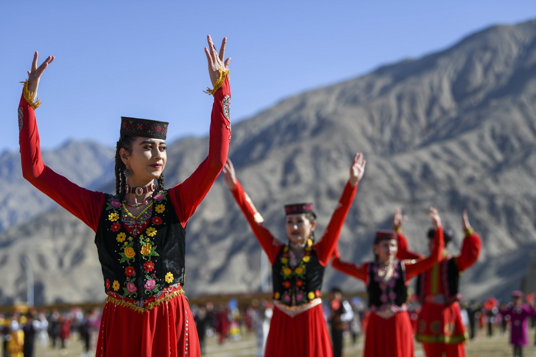 3月21日，在新疆塔什庫爾干塔吉克自治縣非物質文化遺產展示園，歌舞演員為居民和游客表演節目。新華社記者 胡虎虎 攝