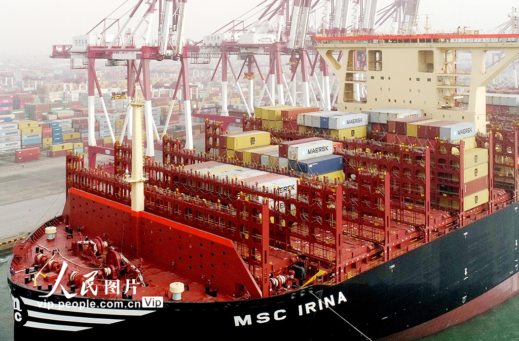 山东青岛：超大型集装箱船投入商业运营