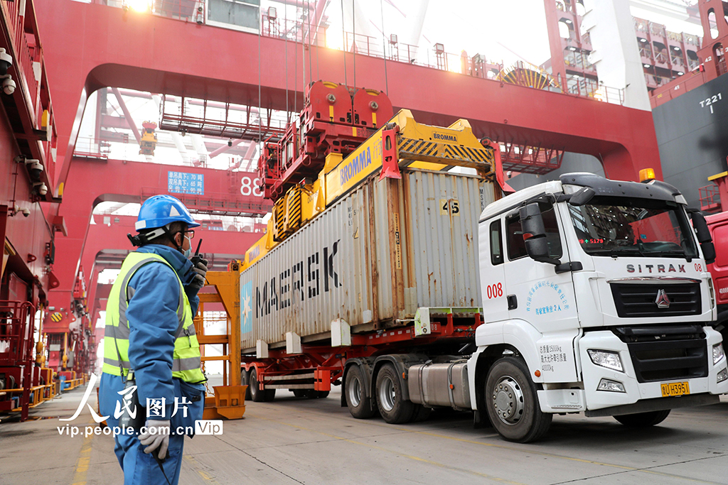 山東青島：超大型集裝箱船投入商業運營【2】