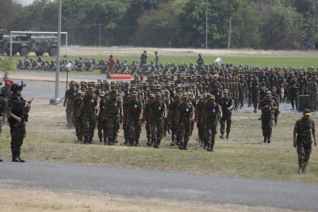 3月23日，柬埔寨軍人在柬埔寨王家軍某訓練基地參加中柬“金龍-2023”聯演。