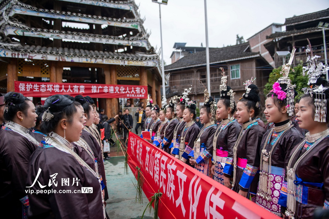 3月25日，在貴州省從江縣西山鎮陡寨村，侗族同胞在對唱河邊歌。