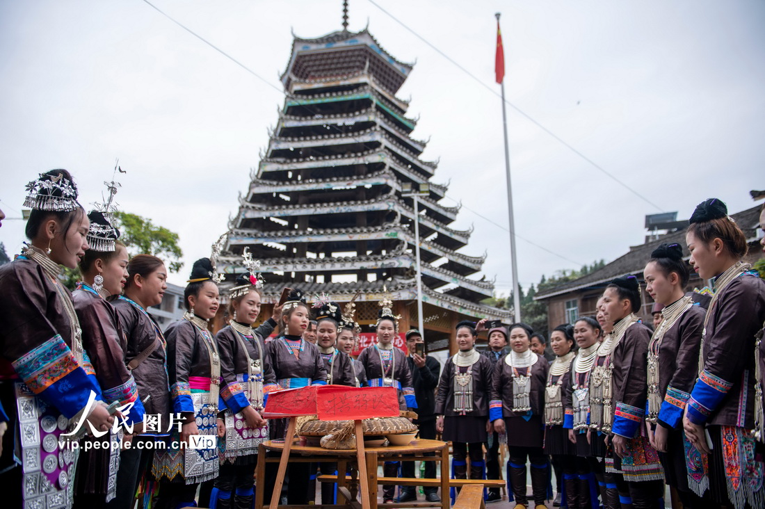3月25日，在貴州省從江縣西山鎮陡寨村，侗族同胞在對唱開桌歌。
