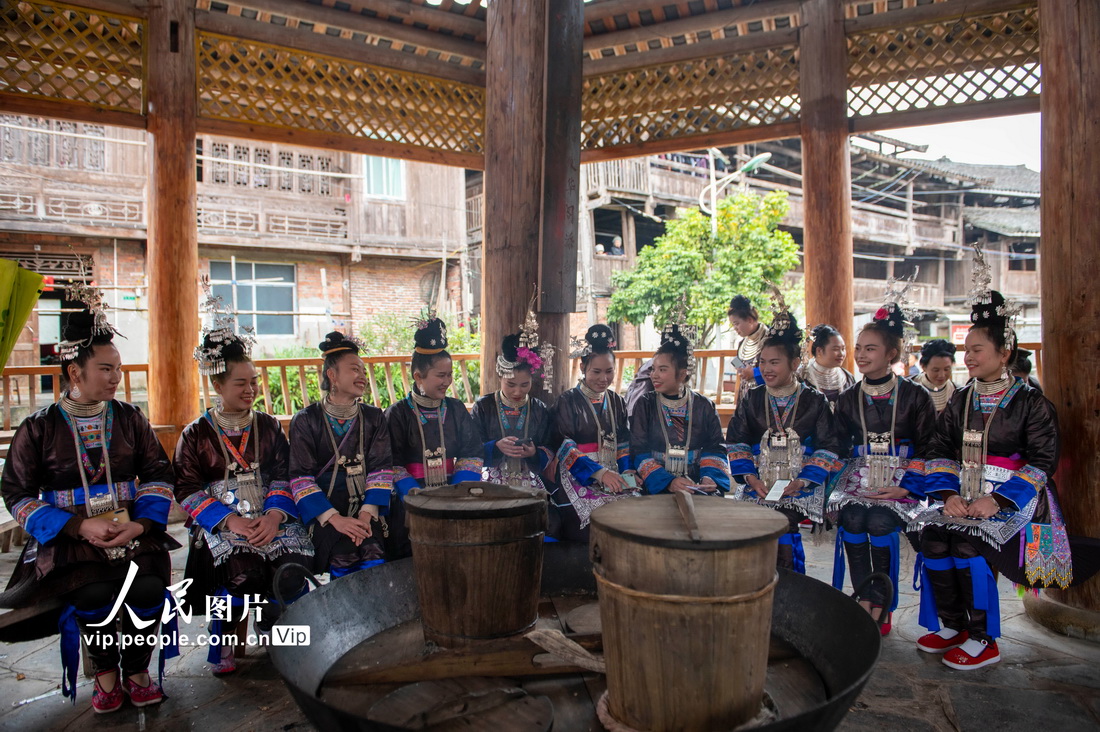 3月25日，在貴州省從江縣西山鎮陡寨村，侗族同胞在鼓樓對歌。
