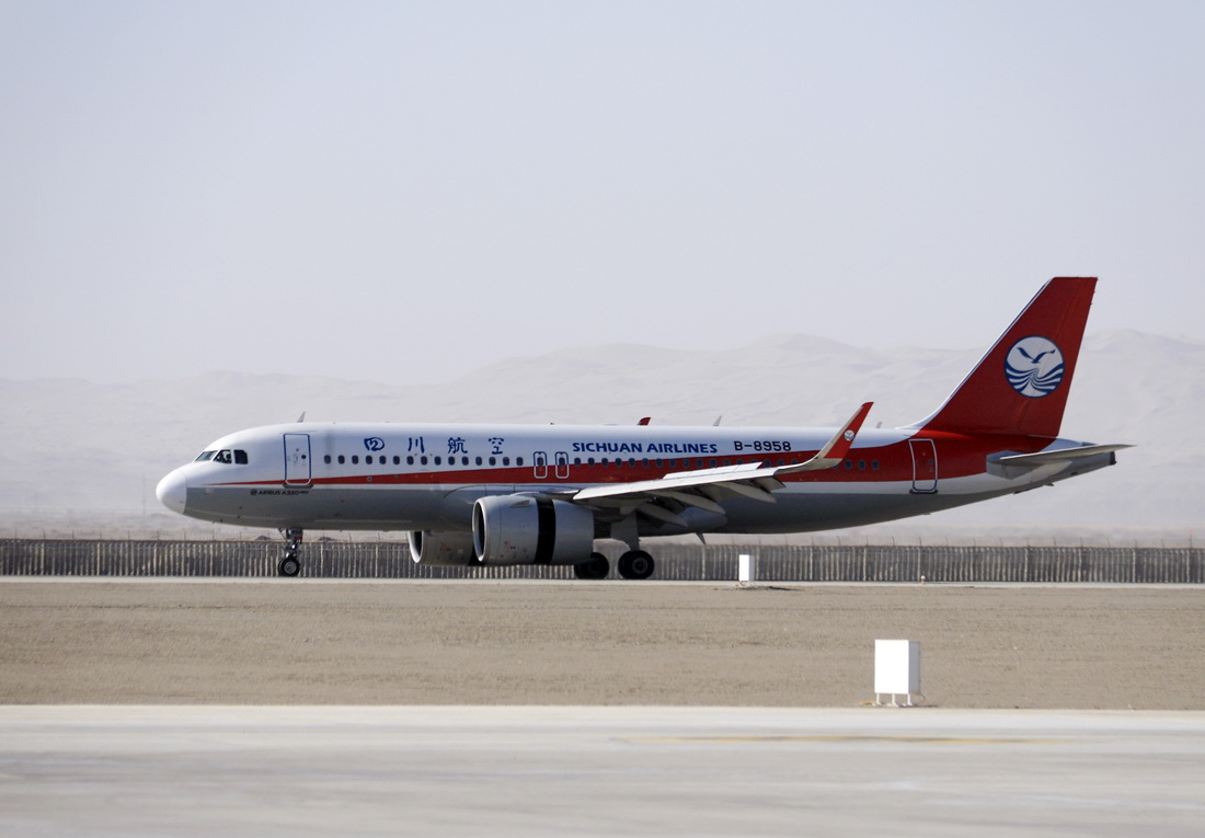 3月26日，由四川航空公司執飛的成都至敦煌往返直達航線正式通航。這是首航航班降落在甘肅敦煌莫高國際機場。