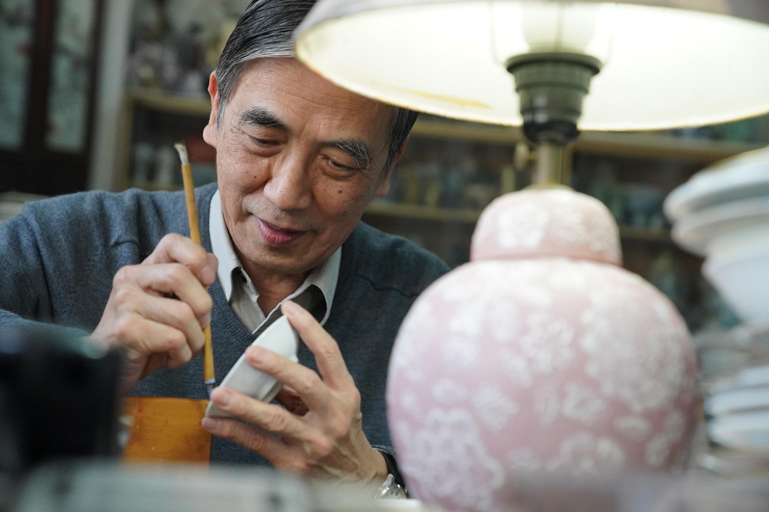 2月24日，粤东磁厂第三代传人曹志雄在制作彩瓷。新华社记者 吕小炜 摄
