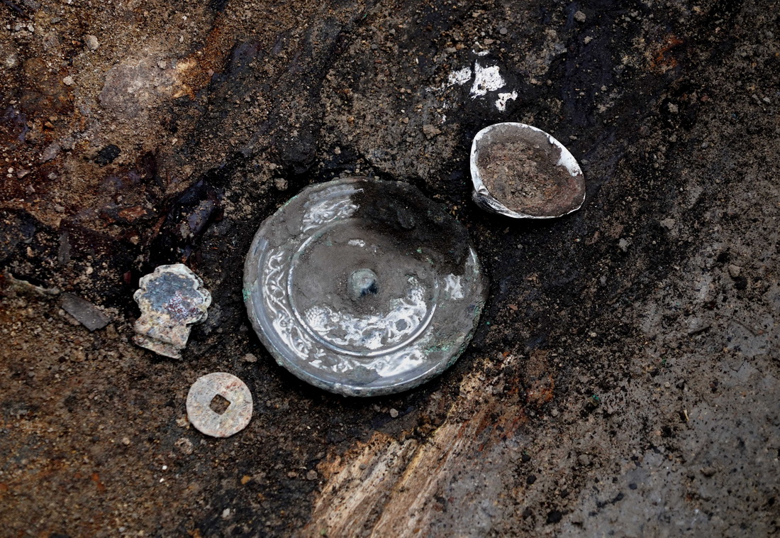 这是宋国故城遗址内的唐代墓葬出土的铜钱、铜镜等（3月25日摄）。