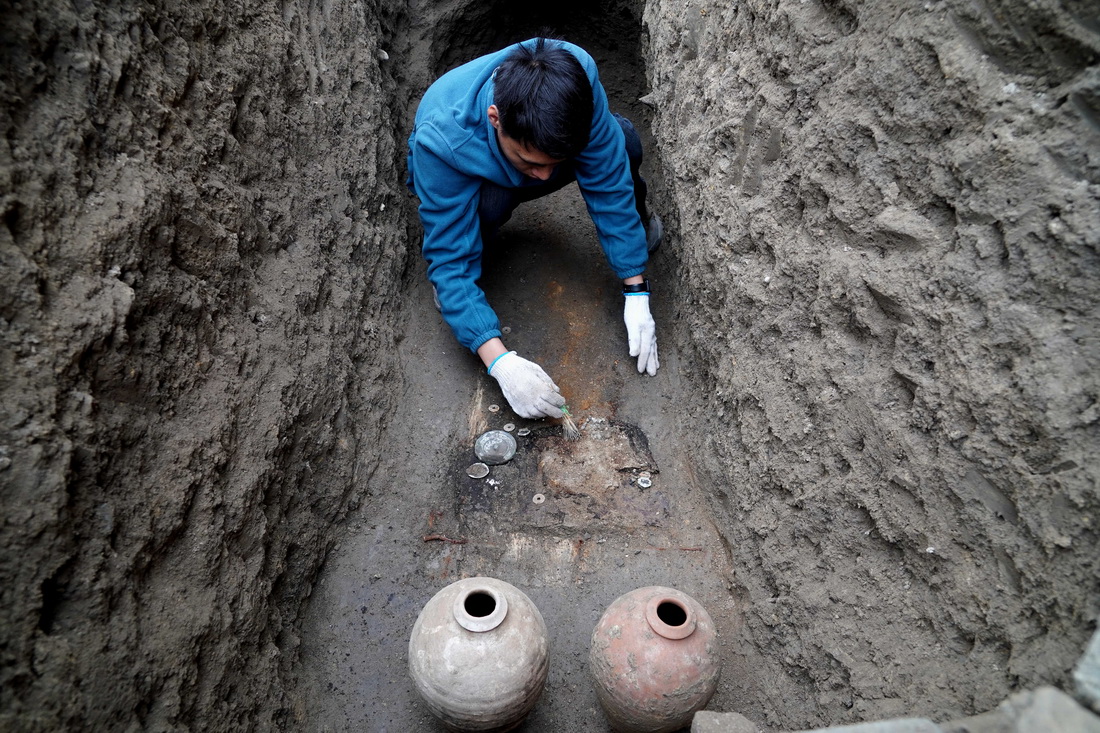 工作人員在宋國故城遺址內的唐代墓葬進行清理作業（3月25日攝）。