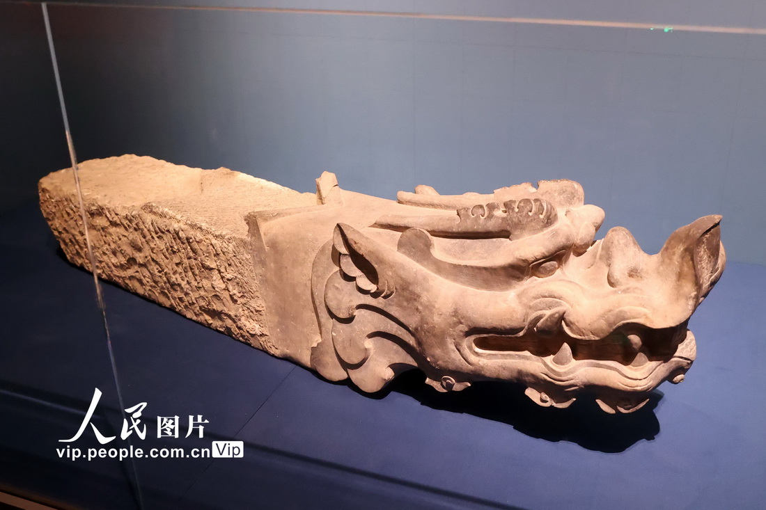 3月28日，在首都博物館舉行的“輝煌中軸”展上拍攝的三國時期的青石螭首。