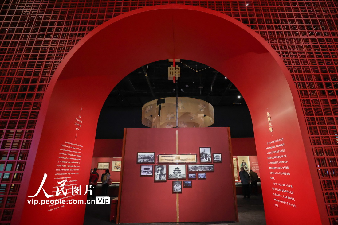 3月28日，在首都博物館舉行的“輝煌中軸”展上拍攝的中軸線老照片。